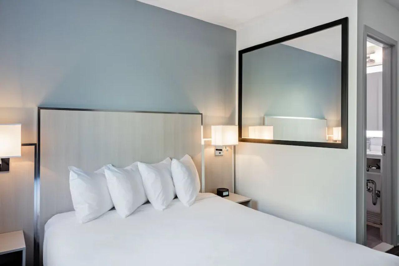 Gatsby Athens Hotel Ngoại thất bức ảnh A room at the Hilton Garden Inn in San Francisco