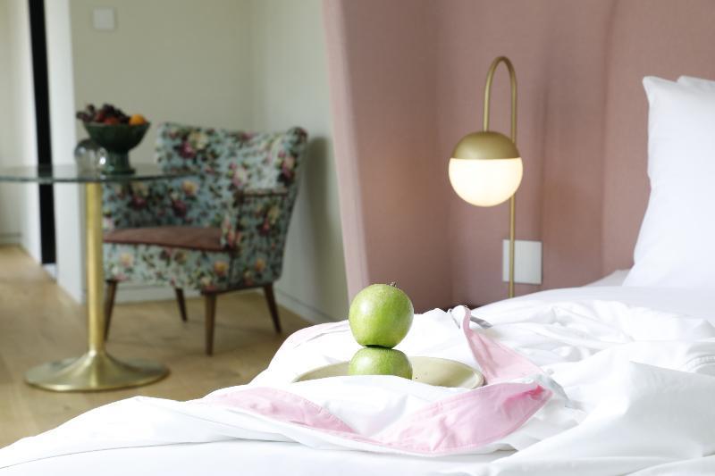 Gatsby Athens Hotel Ngoại thất bức ảnh A bedroom with a floor lamp